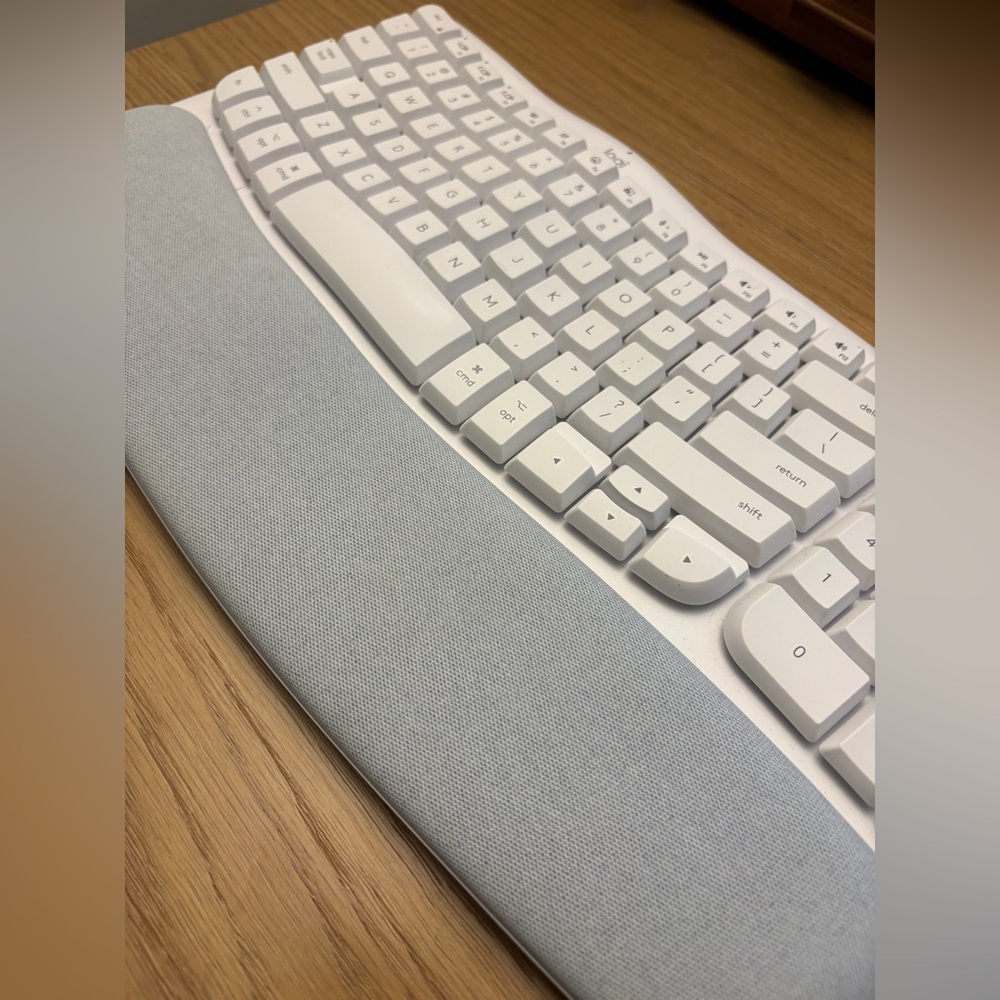 Logitech Wave Keys for Mac - Bluetooth ergonomic keyboard in off white - Picture 5 of 6